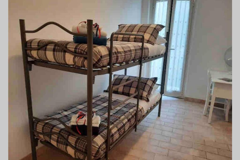 Casa Flea - Holiday Apartment With 2 Bedrooms グアルド・タディーノ エクステリア 写真